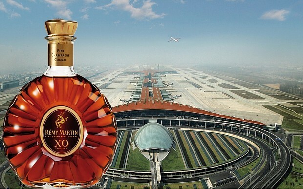 Китаянка выпила бутылку конька залпом прямо в аэропорту