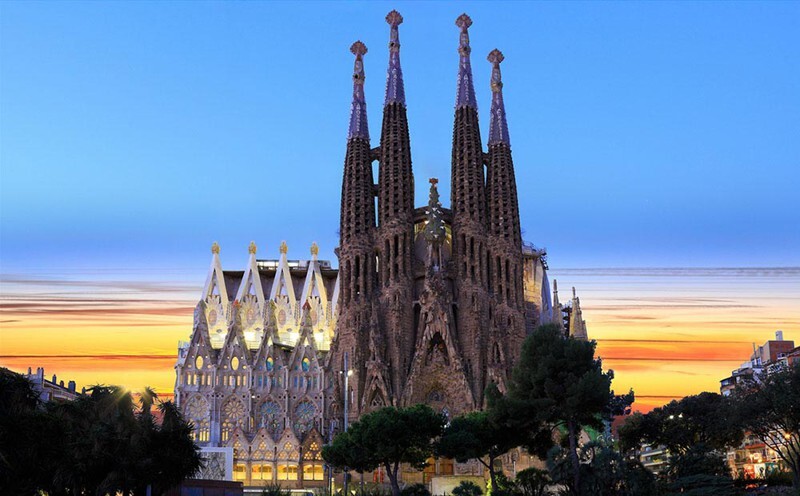 Sagrada Familia - самое памятное и гротескное творение Антонио Гауди