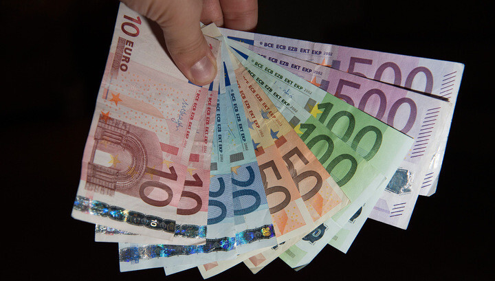 Пенсионер нашел в мусоре 12 тысяч евро и отдал их полиции