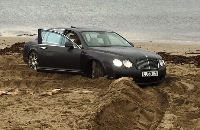 Россиянин за рулем Bentley застрял на пляже в Британии