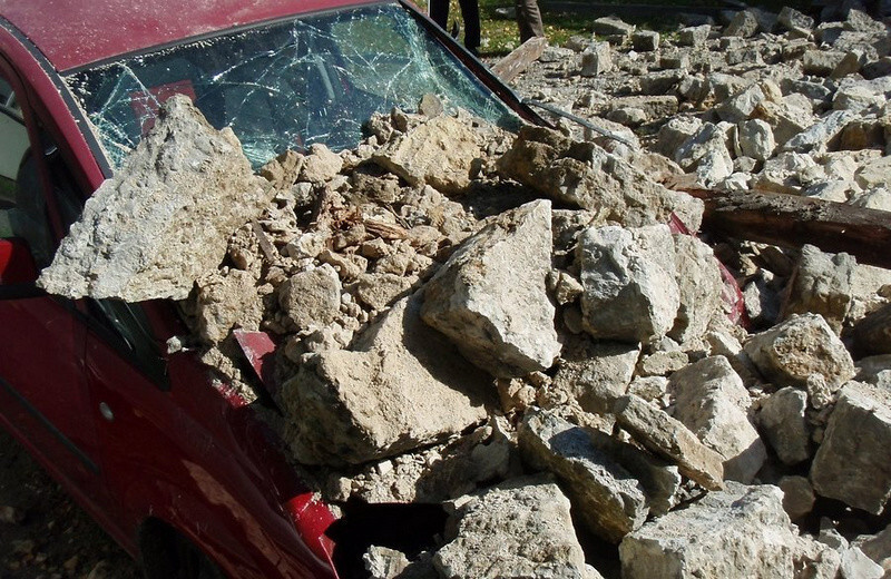 Упала каменная стена на машины