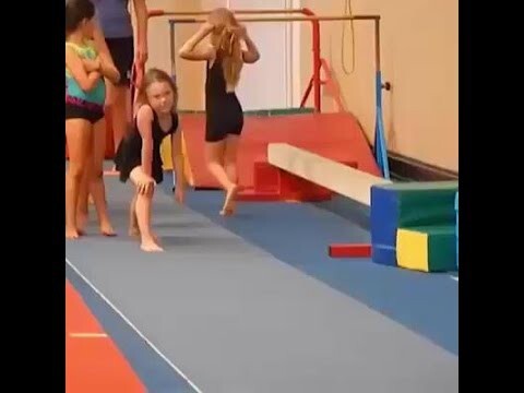 Прыжок юной гимнастки
