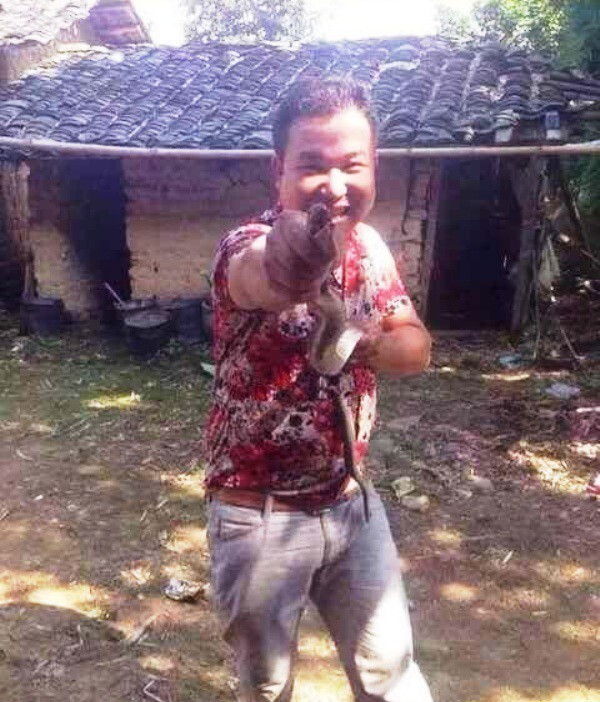 Веселый китаец поймал во дворе ядовитую змею