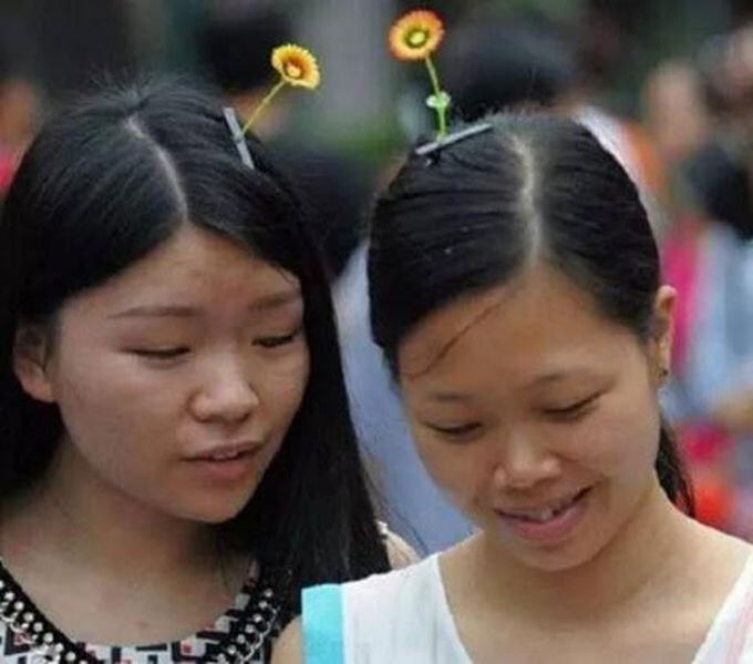 Последняя мода китайских гурманов – еда в волосах 