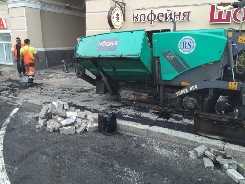 В центре Москвы плитку закатывают в асфальт