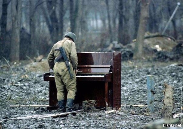 Русский солдат играет на брошенном пианино