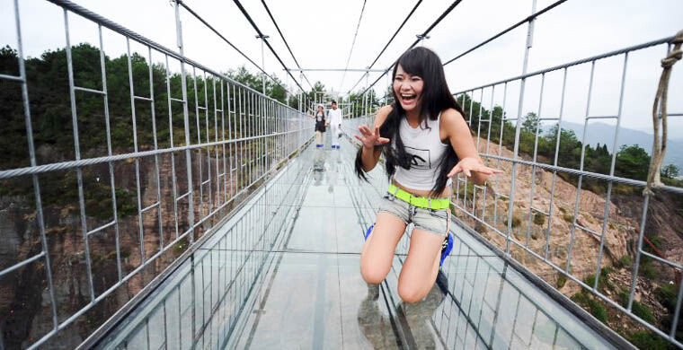 В Китае открыли самый длинный стеклянный мост для храбрецов и он треснул!