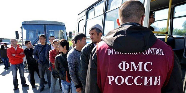 Министр обороны Чехии: Россия «автобусами везет мигрантов в ЕС». 