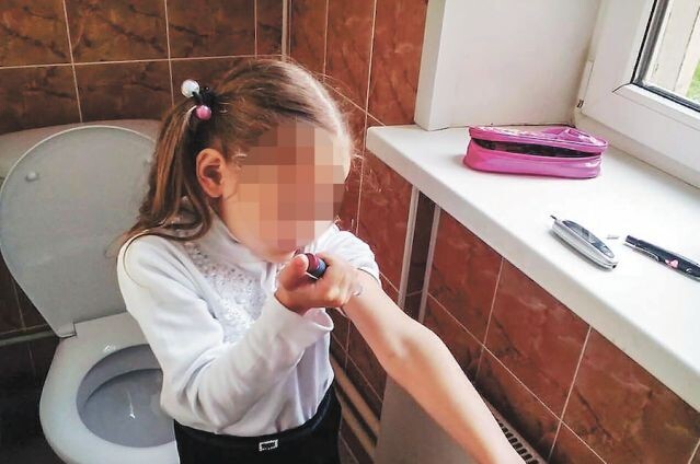 Больного ребенка в школе, заставили делать укол инсулина в туалете 