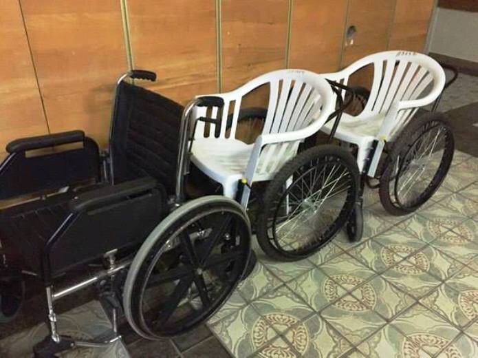 Вести из Дурдома: Слава Украине, героям – инвалидная коляска из парковых стульев 