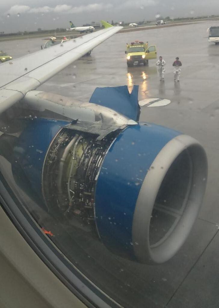 Пассажир заснял, как обшивка самолета отлетает при взлете