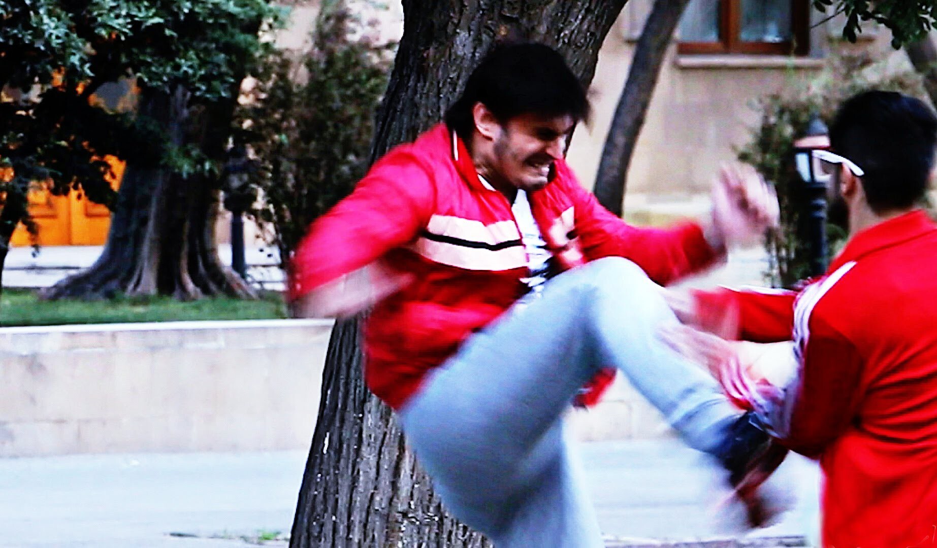 Пранкер попытался «снять» парней на улицах Баку: едва ноги унес