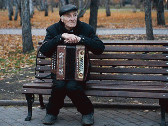 Дедушка играет на улицах Новосибирска, чтобы собрать деньги на лечение собаки
