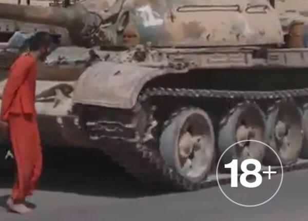 Боевики ИГИЛ опубликовали видео казни сирийского солдата. Его переехали танком 