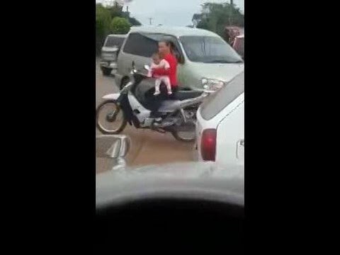 Девушка на скутере с ребенком на руках попала в ДТП 