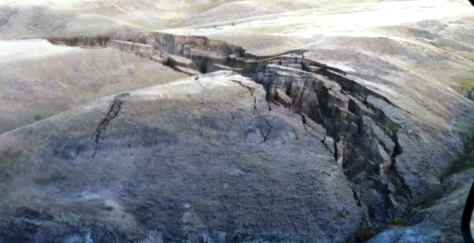 Гигантская трещина образовалась в земле в восточной части Йеллоустоунской кальдеры