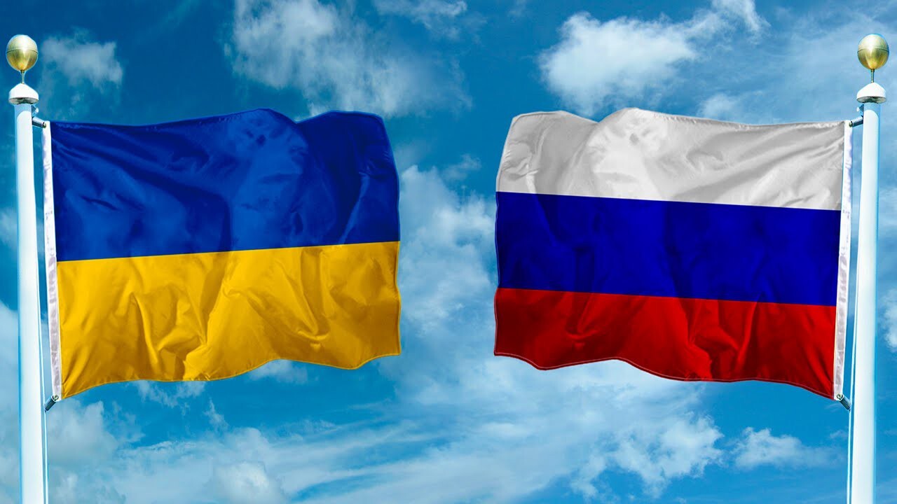 Украинцы несут цветы к российскому посольству в Киеве