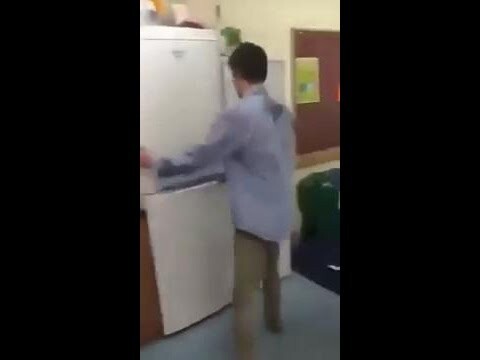 Пьяный против холодильника 