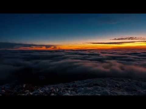 Фантастическое видео окутанных облаками Карпат