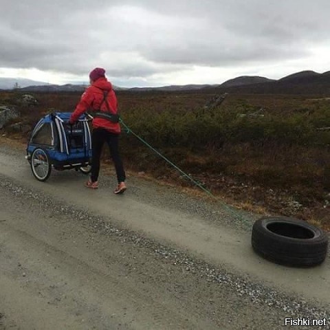 Норвежская биатлонистка Тура Бергер гуляет с малышом