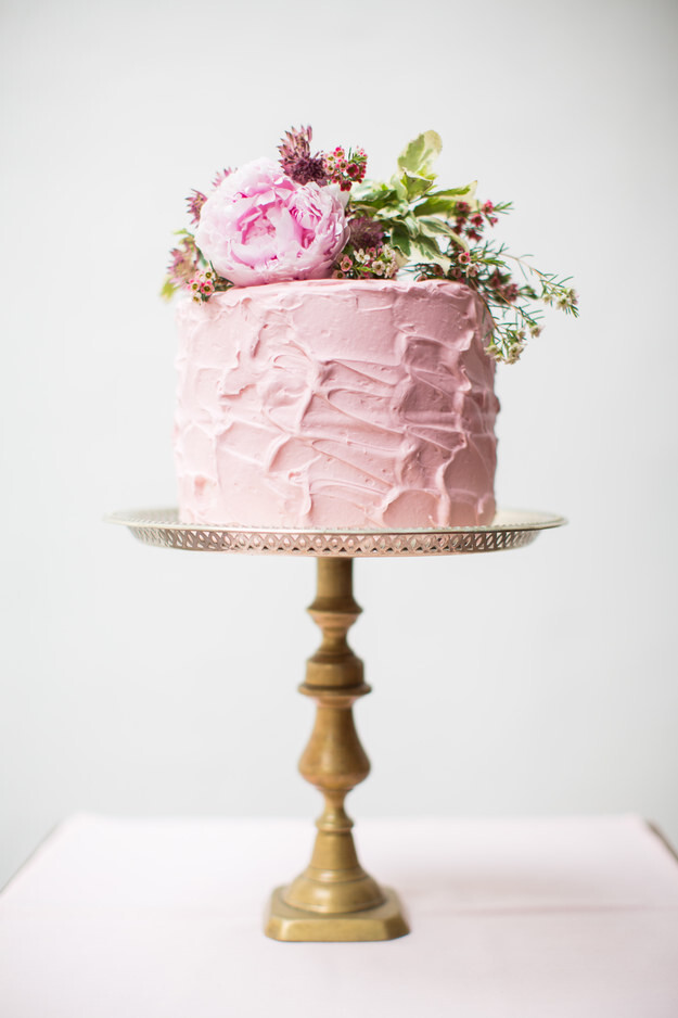 24 искусно сделанных маленьких свадебных тортиков