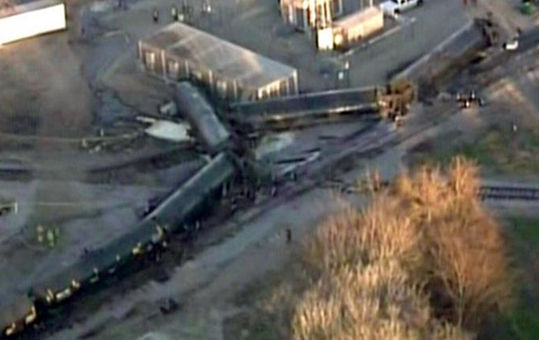Крупная авария на железной дороге в США, два грузовых поезда сошли с рельс