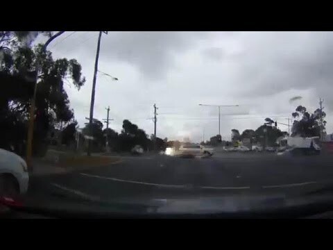 Молния ударяет в автомобиль проезжающий через перекресток 