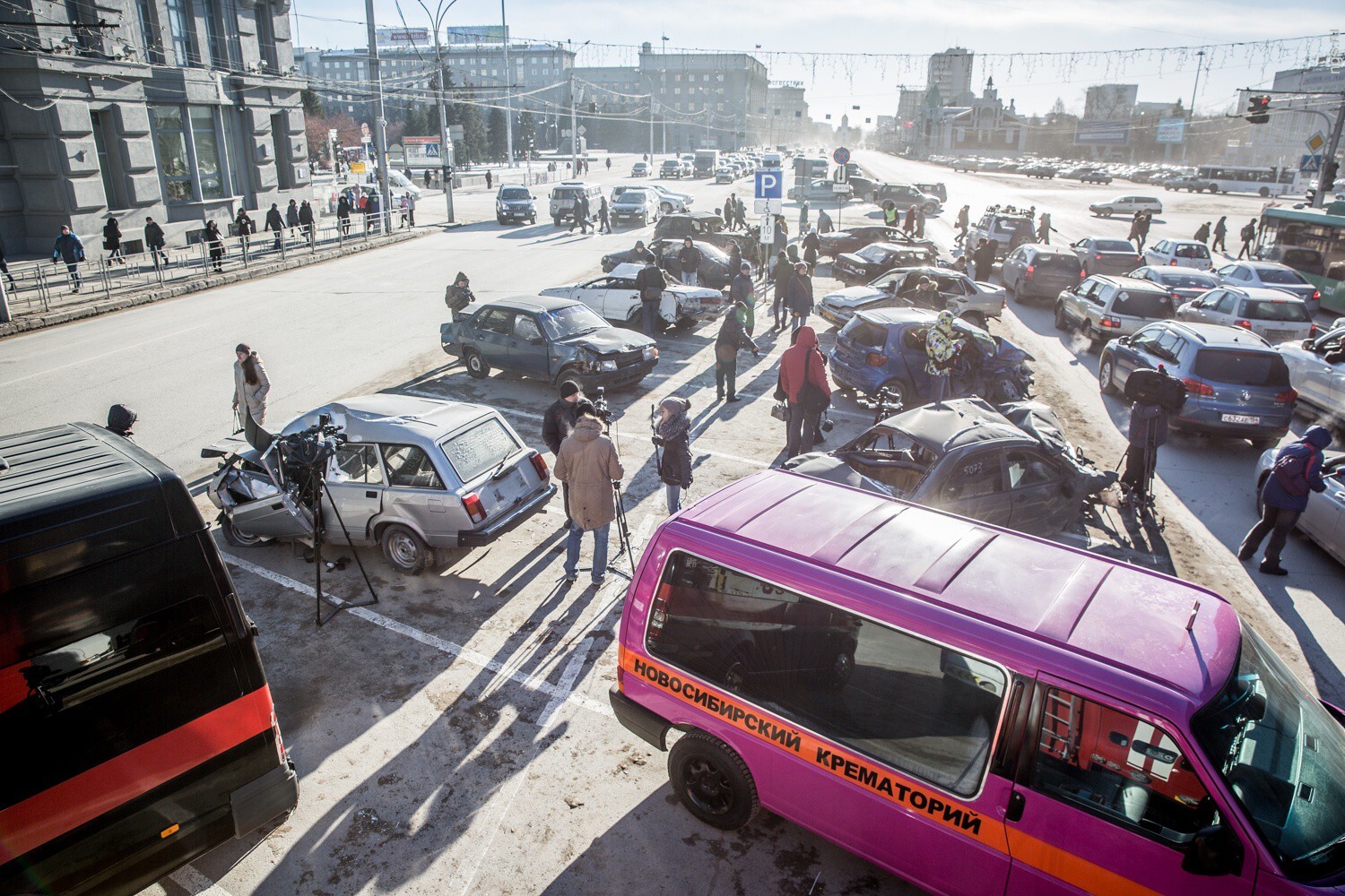 Искореженные в страшных ДТП машины выстроились в центре Новосибирска