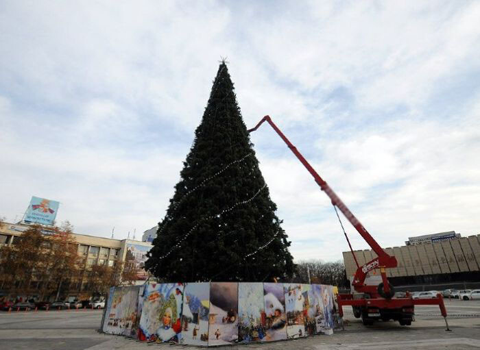 Главную елку Краснодара украшает изображение постапокалиптической Москвы 