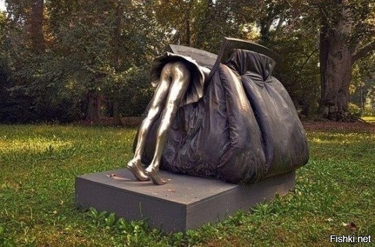 памятник женской сумочке /Италия/