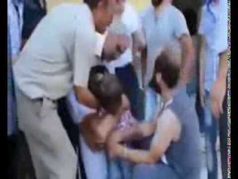 Реакция отца, который нашел живым своего ребенка, после того, как полностью отчаялся. Сирия