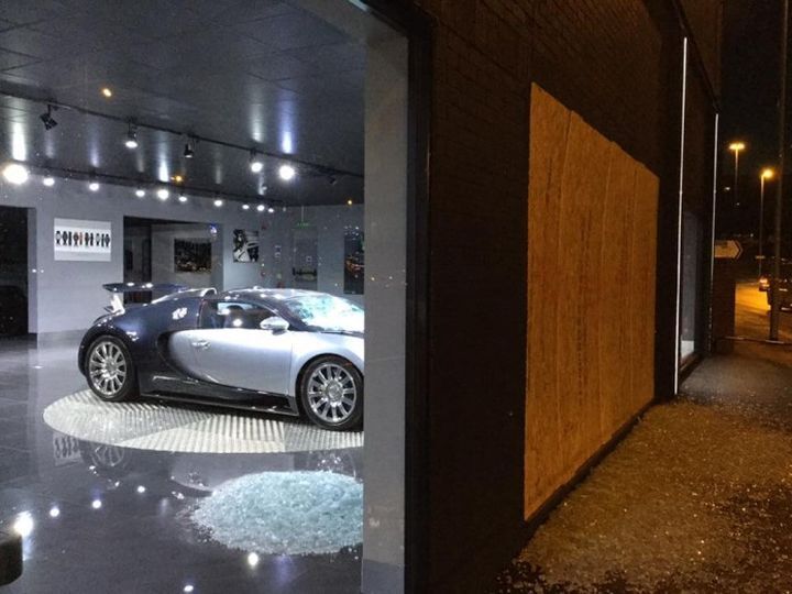 В Британии вандалы разбили Bugatti Veyron прямо в автосалоне