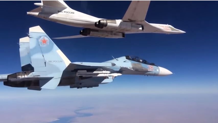 Су-30СМ прикрывает «Белого лебедя» над Сирией. Крутое видео от минобороны 