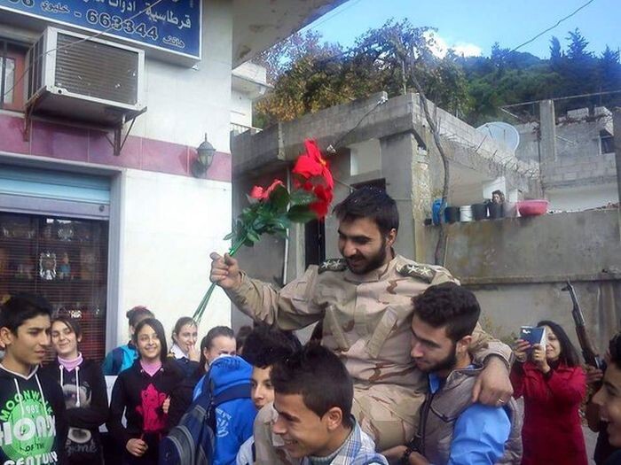 Объявленный погибшим лейтенант сирийской армии вернулся домой и стал национальным героем
