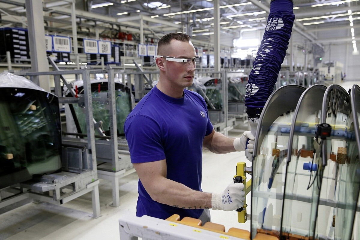На заводах Volkswagen рабочим выдали «умные» очки