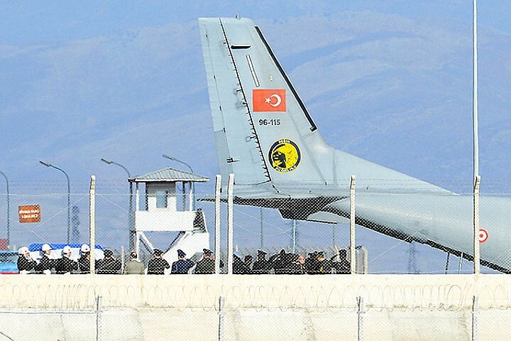 Турки с воинскими почестями отправляют тело нашего пилота в Россию