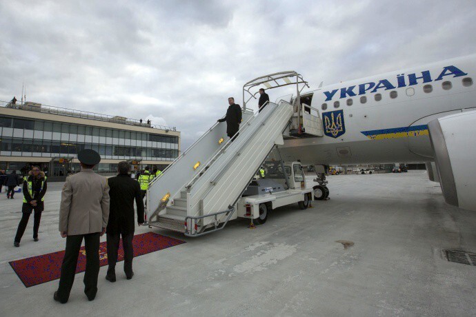 Перемоги евроинтеграции: в аэропорту Парижа Порошенко встретили грузчики и полицейский