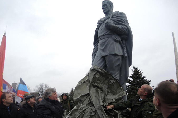 В Амвросиевке ( ДНР) торжественно открыли памятник советскому солдату