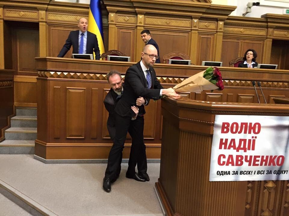 Драка в Верховной Раде во время выступления Яценюка (11.12.2015)