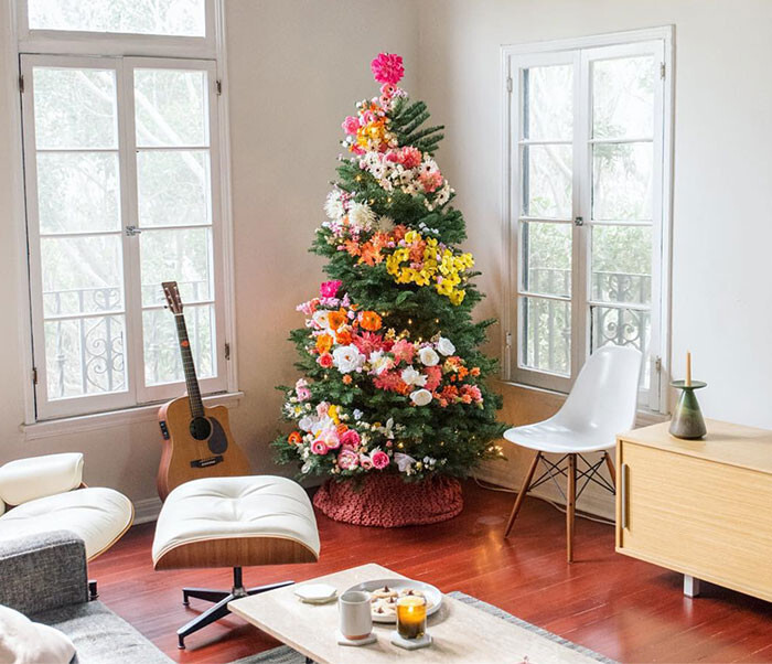 25 потрясающих идей оформления новогодних елок цветами 