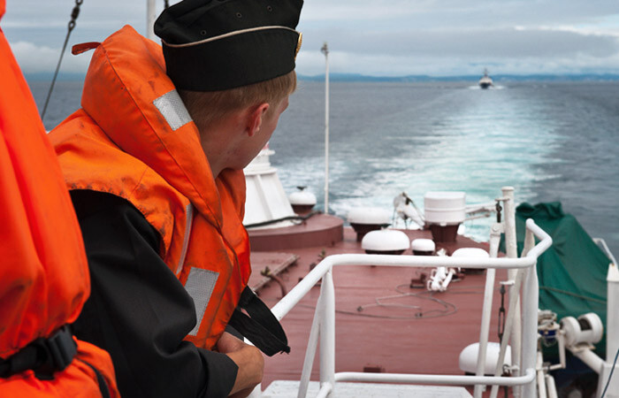 Турецкое судно помешало перемещению двух буровых станций РФ в Черном море