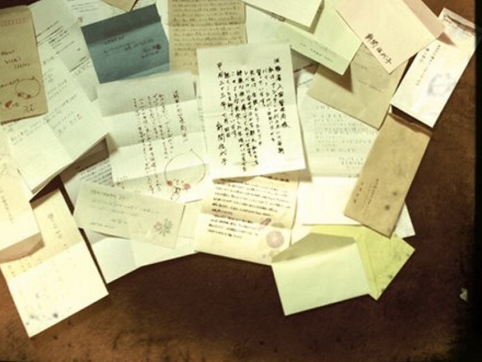 Женщина, убираясь в шкафу, нашла письмо, которое изменило ее жизнь 