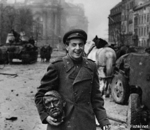 Советский солдат, несущий голову статуи Гитлера