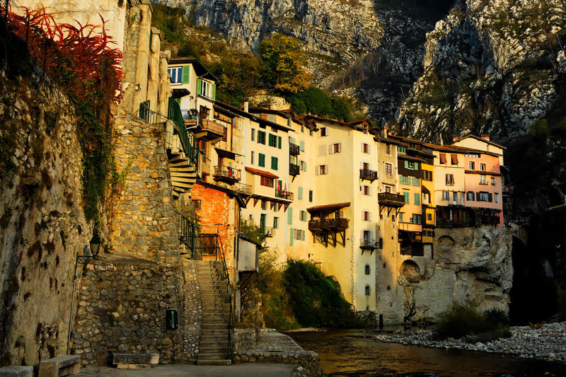 Жизнь на краю: 7 европейских городков, буквально построенных на скале