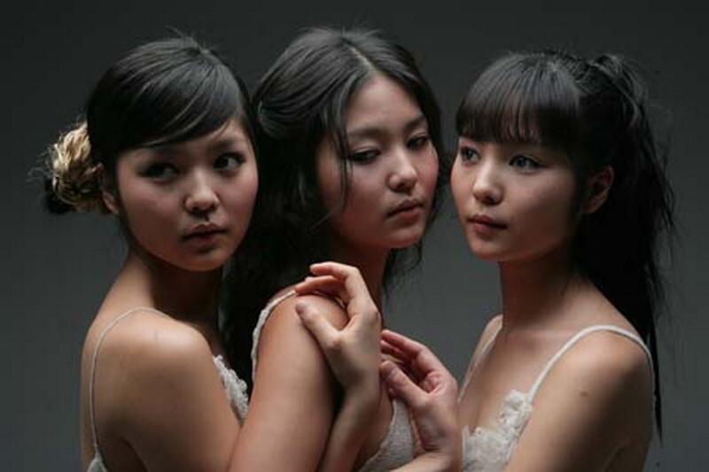 Корейские девушки исполняют «Миллион алых роз» 