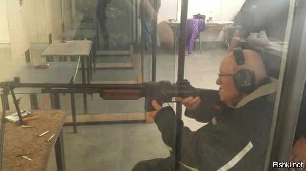 Парень отвел деда на 90-летие пострелять из пулемета времен Второй мировой