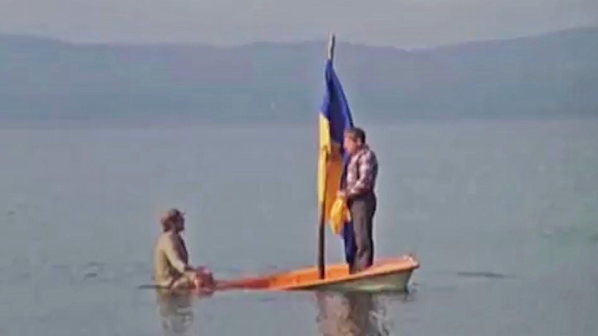 Двое в лодке, нищета и собаки
