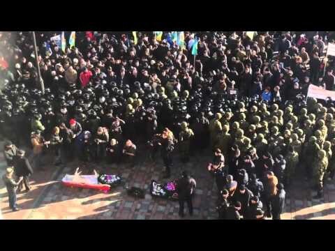 Мертвая свинья в гробу под Верховной Радой Украины