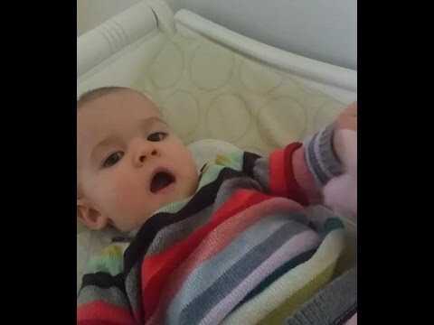 Малыш произносит свои первые слова
