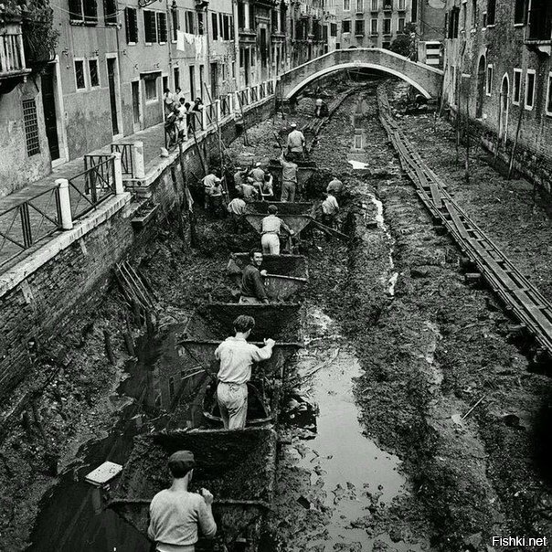 Чистка канала в Венеции, 1956 г